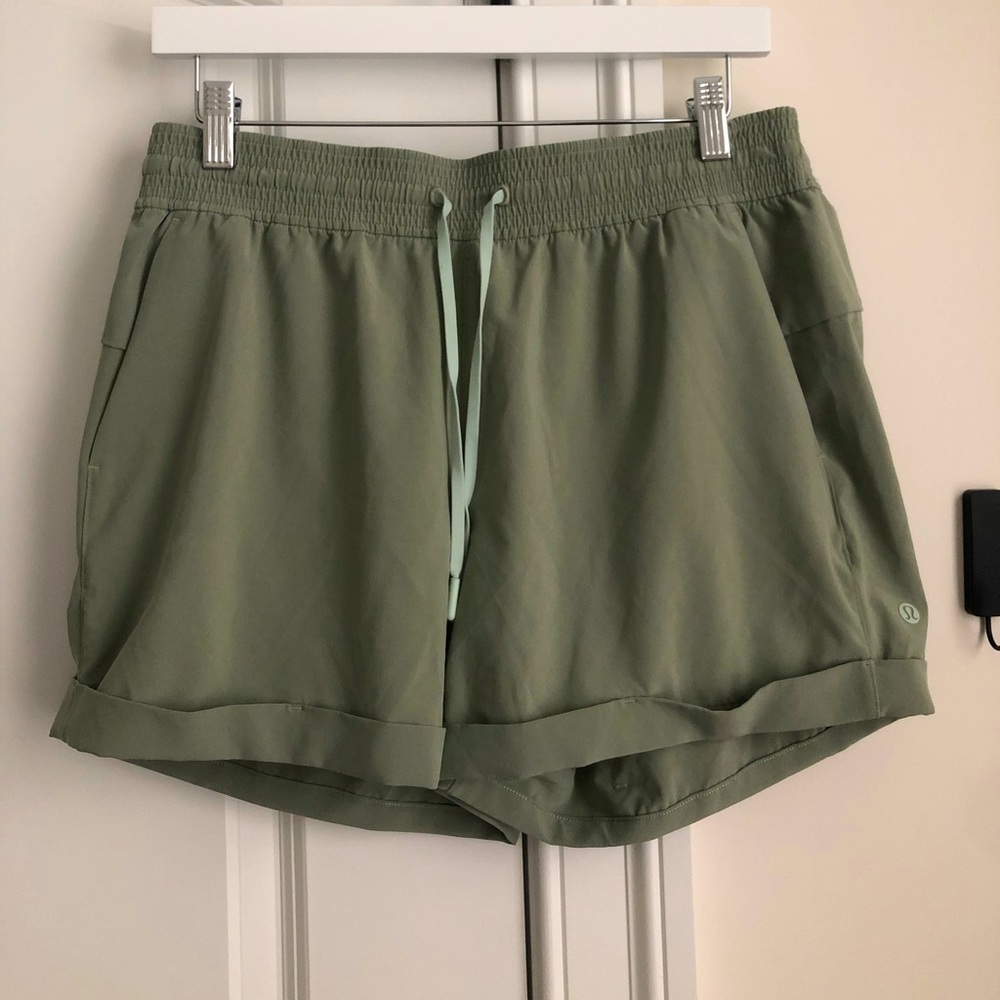 LULU LEMON GREEN ATHLETIC SHORT